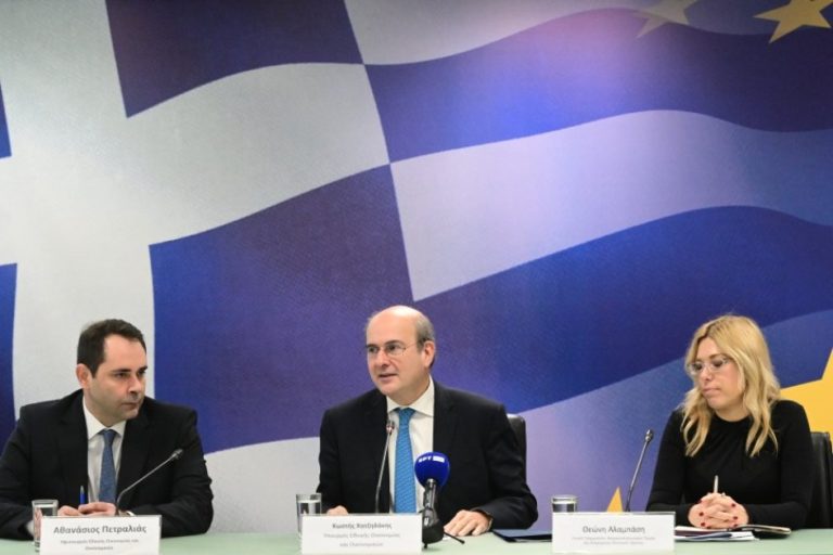 Τράπεζες: Από τα μέσα Ιανουαρίου ο μηδενισμός των χρεώσεων, το πλαφόν στις προμήθειες για εμβάσματα, τις αναλήψεις και τις προπληρωμένες κάρτες
