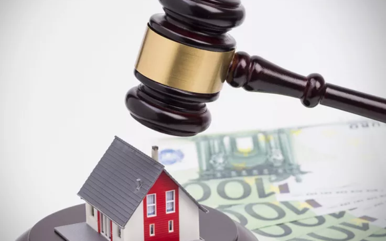 Σπίτια, οικόπεδα και βιομηχανίες σε πλειστηριασμό λόγω χρεών στην εφορία, πιέσεις από την ΑΑΔΕ για ρύθμιση