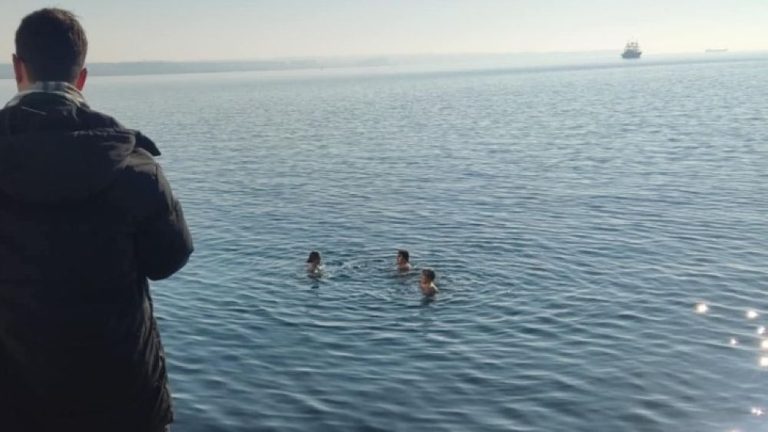 Στον Θερμαϊκό κόλπο βούτηξαν φοιτήτριες για το πρώτο μπάνιο του 2025