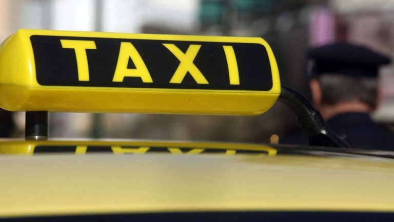 Οδηγός ταξί στη Αθήνα έκλεβε τις τραπεζικές κάρτες των πελατών – Τους παρέσυρε για να ξεφύγει (Βίντεο)