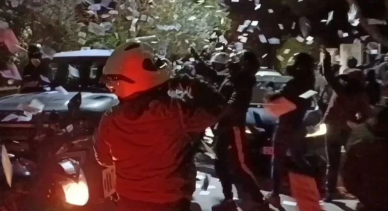 Επίθεση του Ρουβίκωνα με τρικάκια στο σπίτι του Τασούλα