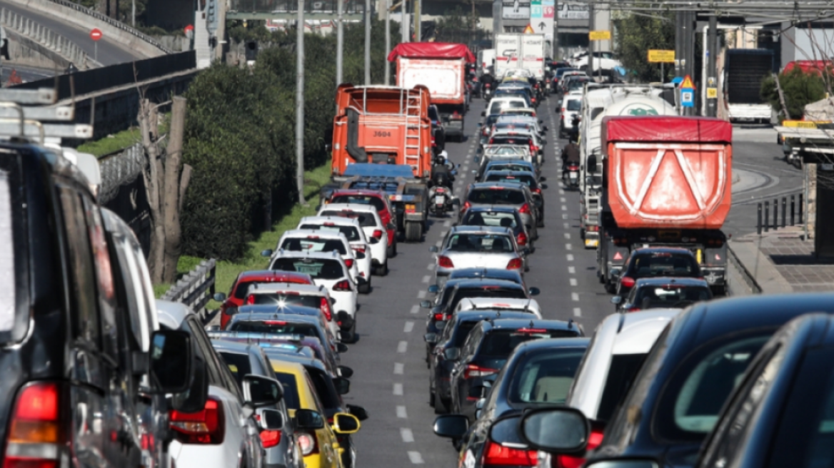 Καραμπόλα στην Αττική Οδό με 3 ΙΧ και μια μηχανή στο ύψος της Κηφισίας