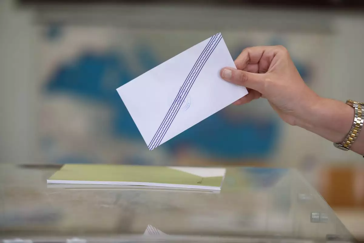 Δημοσκόπηση MRB: Στο 29,7% η ΝΔ με προβάδισμα 14,1 μονάδων από την Πλεύση Ελευθερίας