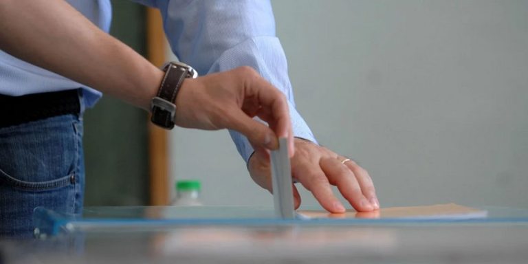 Δημοσκόπηση Opinion Poll: Ανέβηκε στο 30% η ΝΔ, δεύτερη η Πλεύση Ελευθερίας – Τρίτο με πτώση το ΠΑΣΟΚ