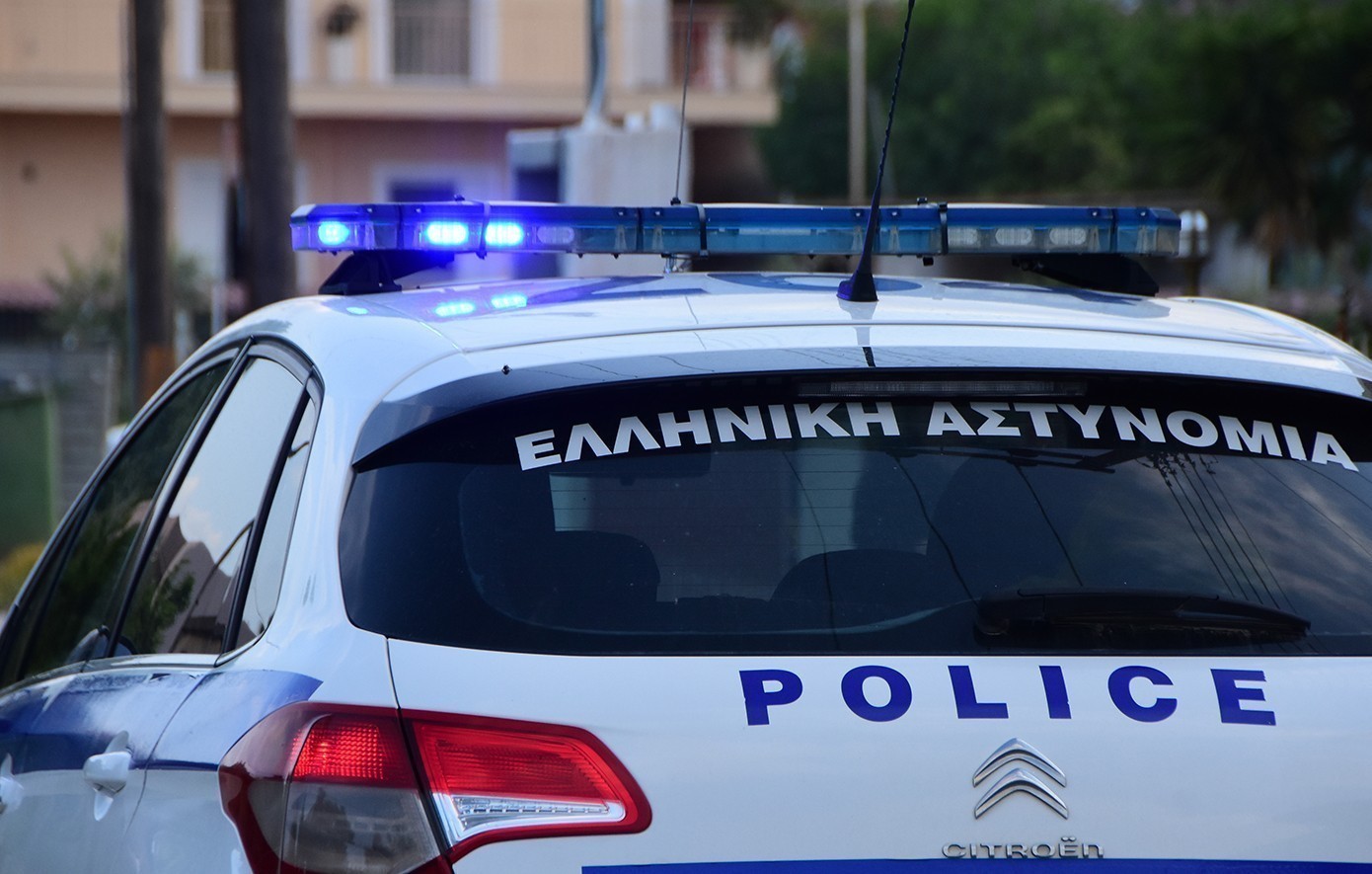 Απίστευτο περιστατικό στην Πάτρα: 60χρονη έριξε κουβά με νερό και χλωρίνη σε φοιτήτρια επειδή έκανε φασαρία
