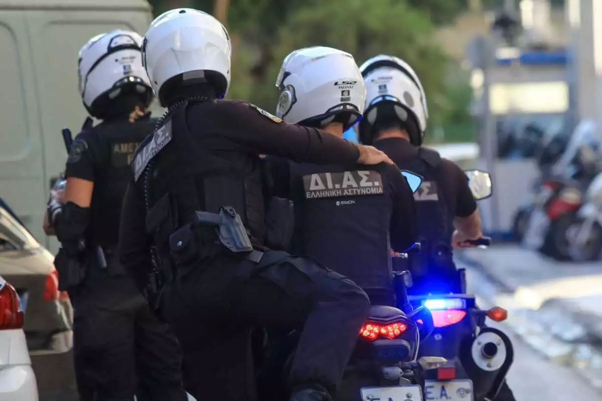 Χειροπέδες σε δύο ανήλικους μετά από καταδίωξη στο Χαλάνδρι