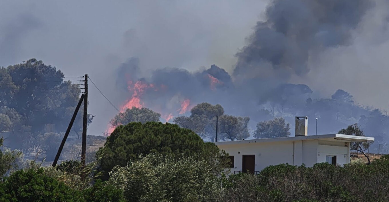 Καίγονται σπίτια από τη μεγάλη φωτιά στην Παλαιά Φώκαια