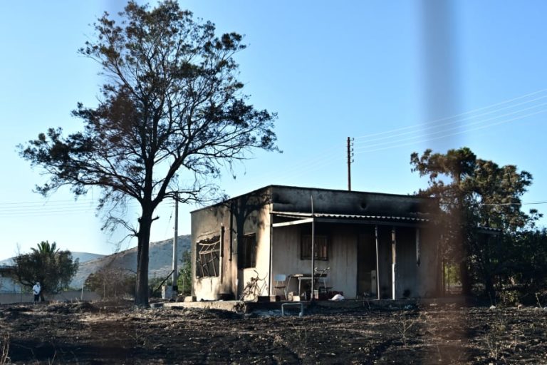 Σε ύφεση η πυρκαγιά στην Παλαιά Φώκαια – Καταστράφηκαν σπίτια
