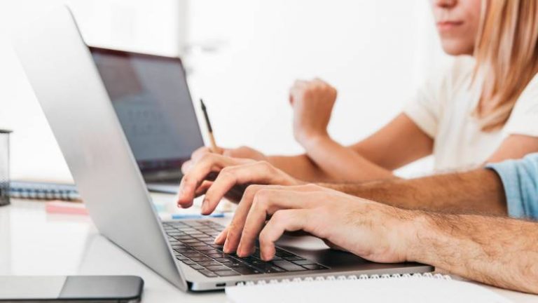 Έπεσε το σύστημα της ΔΥΠΑ για το voucher των 750€ – Ταλαιπωρία για χιλιάδες δικαιούχους