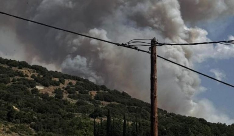 Καίγεται δασική έκταση στο Φενεό Κορινθίας – Εκκενώνεται η Καστανιά