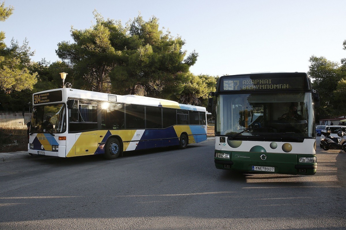 Συγκρούστηκαν δύο λεωφορεία στη Λεωφόρο Καραμανλή στη Βούλα – Τουλάχιστον 32 τραυματίες