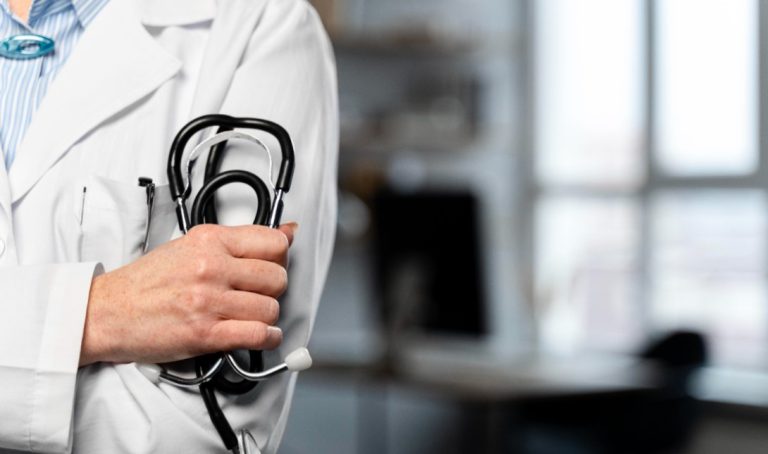 Σοκ στην Κρήτη: Συνελήφθη γιατρός σε παιδική κατασκήνωση για ασέλγεια σε ανήλικη