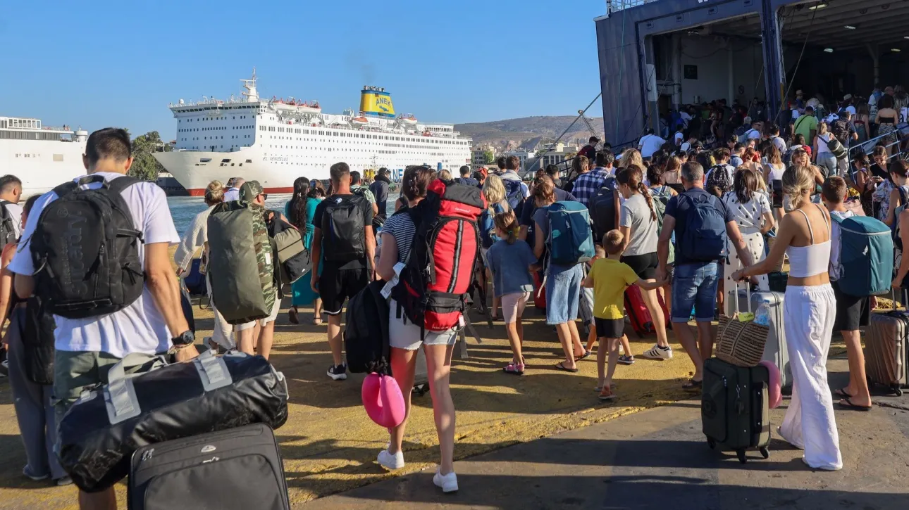 Συνεχίζεται η μεγάλη έξοδος των αδειούχων – Αυξημένη κίνηση στο λιμάνι του Πειραιά