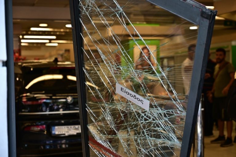 Ήθελα να ανάψω το κλιματιστικό και έκανα λάθος στον μοχλό του αυτοκινήτου, λέει η οδηγός που εισέβαλε στο σούπερ μάρκετ