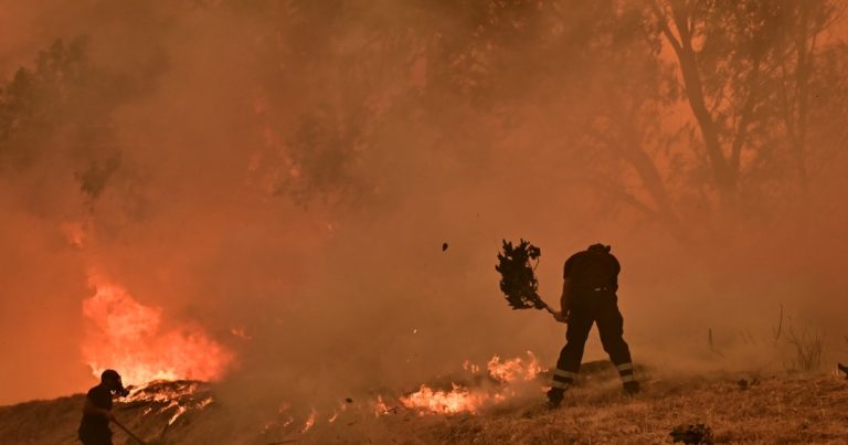 Κοζάνη: Ολονύχτια μάχη με τις αναζωπυρώσεις της φωτιάς