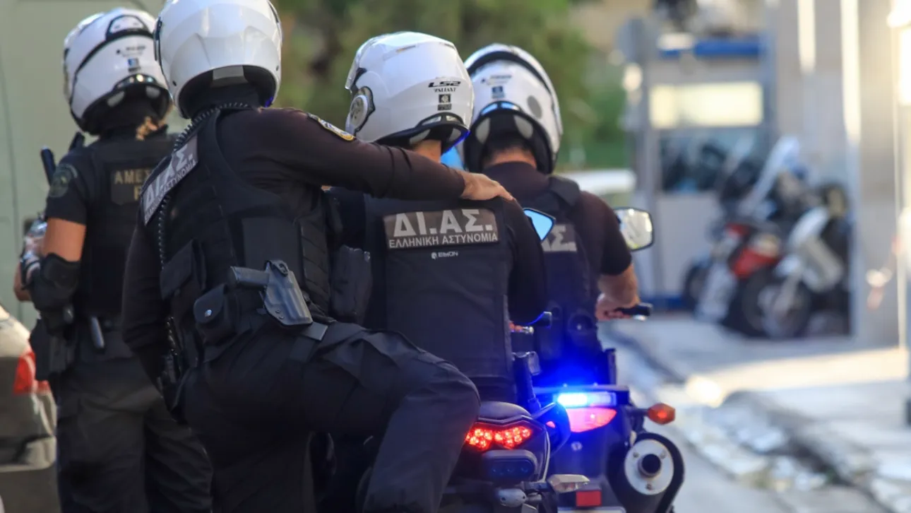 Χειροπέδες σε αστυνομικούς για διακίνηση κατασχεμένων ναρκωτικών – Κέρδη πάνω από 5 εκατ. ευρώ