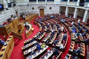 Σε εξέλιξη στη Βουλή η συνεδρίαση για το πόρισμα της προκαταρκτικής για τον Καραμανλή