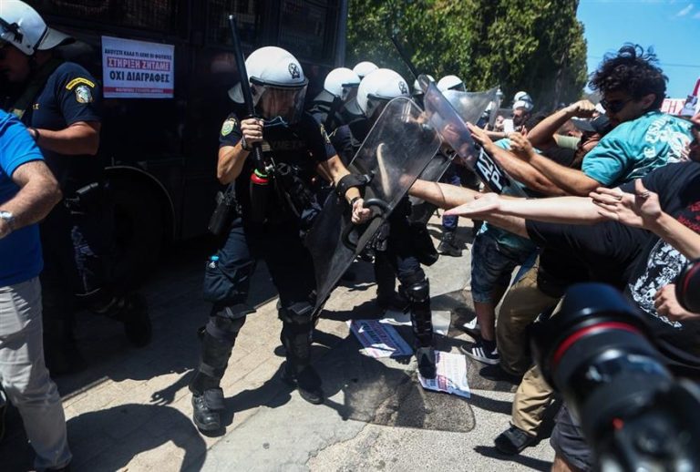 Ένταση στη Σύνοδο των Πρυτάνεων – Επεισοδιακή συγκέντρωση φοιτητών στην Ανάβυσσο 