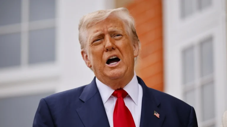 Ο Τραμπ διαψεύδει την εμπλοκή του στην υπόθεση Έπσταϊν: «Αν είχαν κάτι για μένα, θα το είχαν ήδη βγάλει»