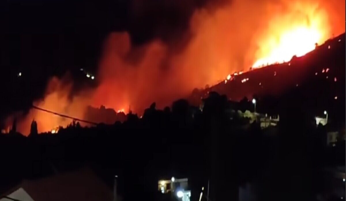 Εύβοια: Ανεξέλεγκτη η φωτιά στα Μεσοχώρια