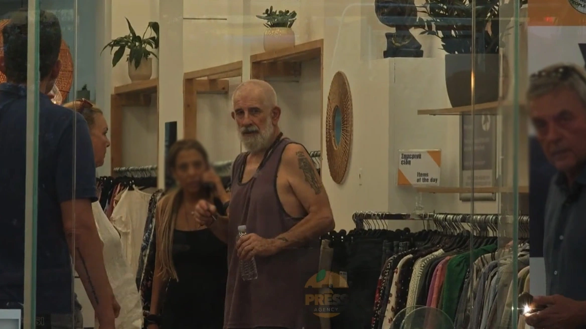 Κάηκε το διαμέρισμα του Φιλιππίδη – Γειτόνισσα το ειδοποίησε για τη φωτιά (φωτογραφίες)