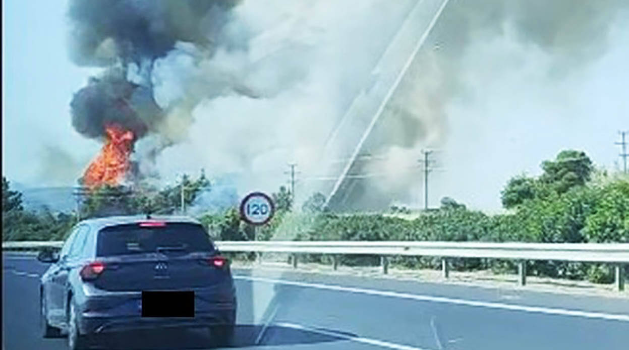 Κορωπί: Φωτιά σε παράδρομο της Αττικής Οδού