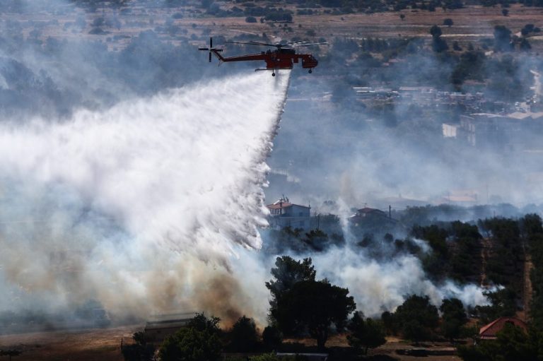Εννέα απεγκλωβισμοί από τη φωτιά της Ραφήνας- Απομακρύνονται οι κάτοικοι από τέσσερις οικισμούς