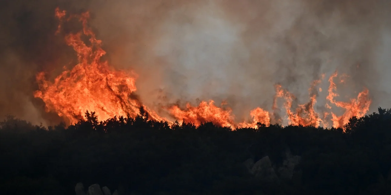 Μάχη με τις φλόγες μετά τη μεγάλη αναζωπύρωση στον Φενεό Κορινθίας