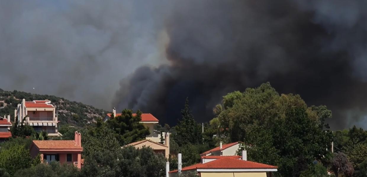 Φωτιά στη Λεωφόρο Μαραθώνος στη Ραφήνα – Εκκενώνονται οικισμο