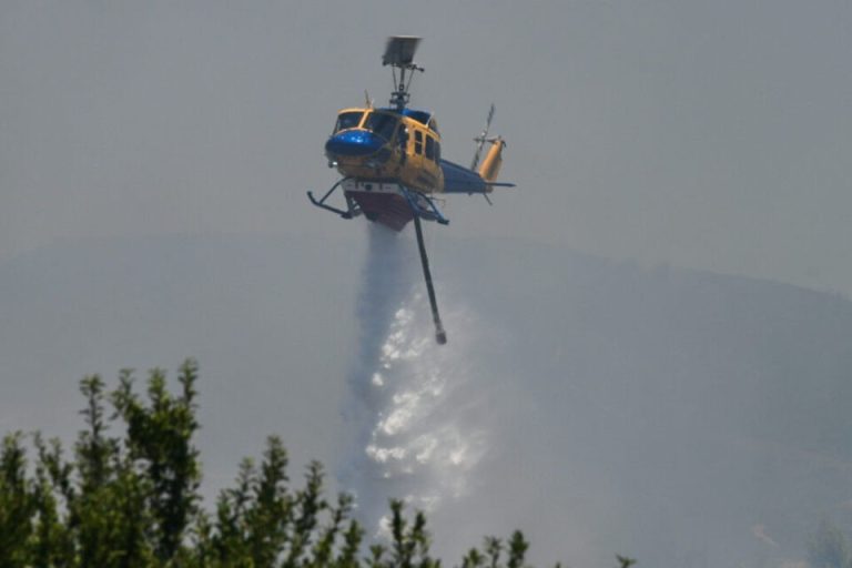 Σε ύφεση η φωτιά στην Εύβοια – Επιχειρούν εναέρια μέσα – Εφιαλτική νύχτα