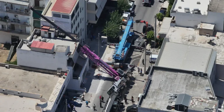 «Ήμουν μέσα, θα μπορούσα να είχα σκοτωθεί», λέει η γυναίκα που ο γερανός έπεσε στο σπίτι της