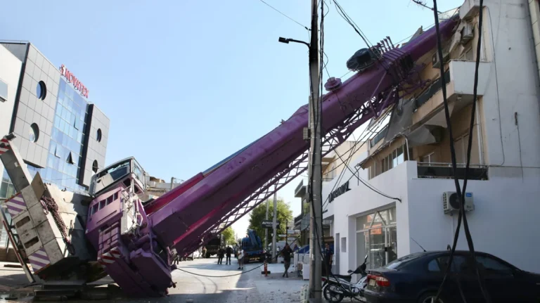 Γερανοφόρο όχημα έπεσε σε σπίτι στο Περιστέρι – Δείτε βίντεο