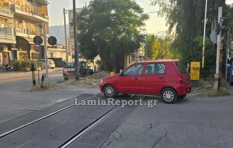 Απίστευτο: Πάρκαρε το αυτοκίνητό του στις γραμμές του τρένου και πήγε για … KINO