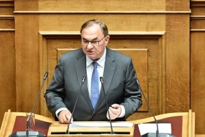 Το ΠΑΣΟΚ καταγγέλλει τον Δημήτρη Καλογερόπουλο για σεξισμό