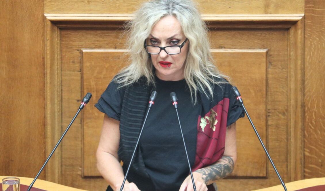 Η Τζώρτζια Κεφαλά τραγούδησε από το βήμα της Βουλής την «Κιβωτό» της Βιτάλη και χειροκροτήθηκε