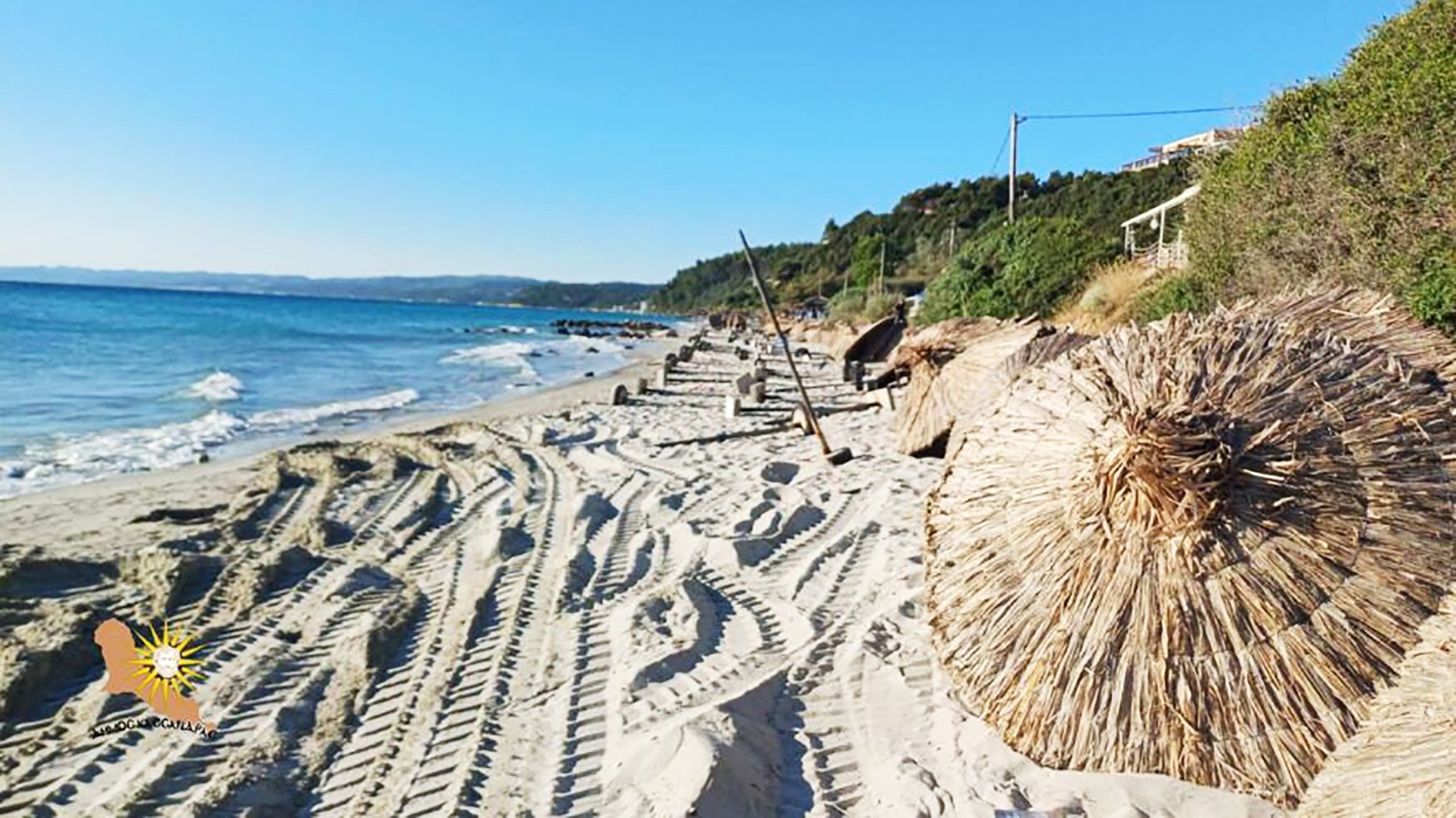 Ιδιοκτήτης επιχείρησης ξήλωσε μόνος του τις ξαπλώστρες και τις ομπρέλες από την παραλία