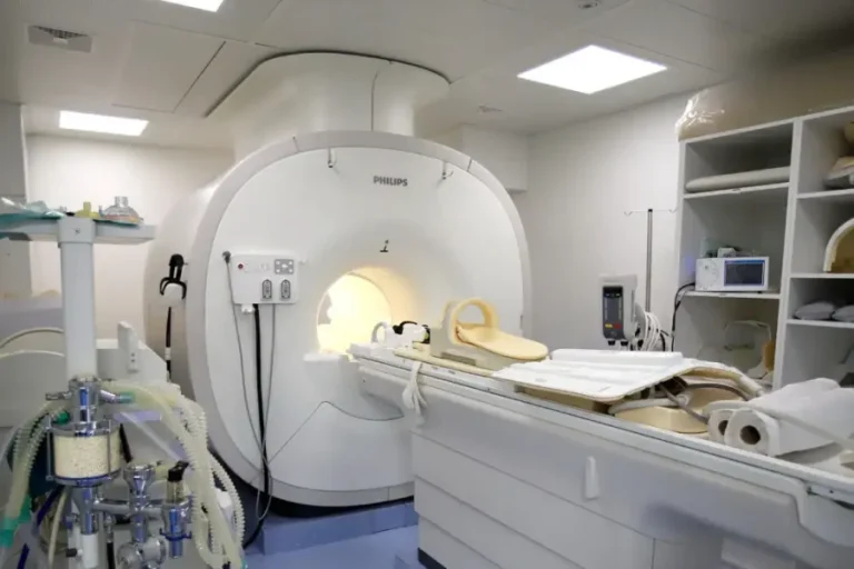 Σοβαρός τραυματισμός άνδρα από μαγνητικό τομογράφο στις ΗΠΑ – Φορούσε μεταλλική αλυσίδα