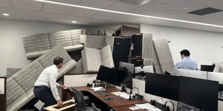 Σοκ μετά το μακελειό στη Νέα Υόρκη – Τρομοκρατημένοι υπάλληλοι έφραξαν με καναπέδες την πόρτα για να σωθούν