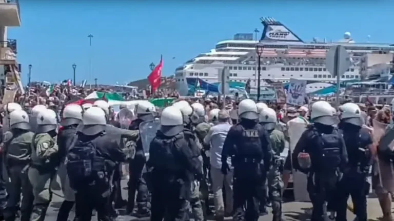 Ένταση και επεισόδια για την άφιξη του κρουαζιερόπλοιου Ισραηλινών στον Άγιο Νικόλαο – Δείτε βίντεο