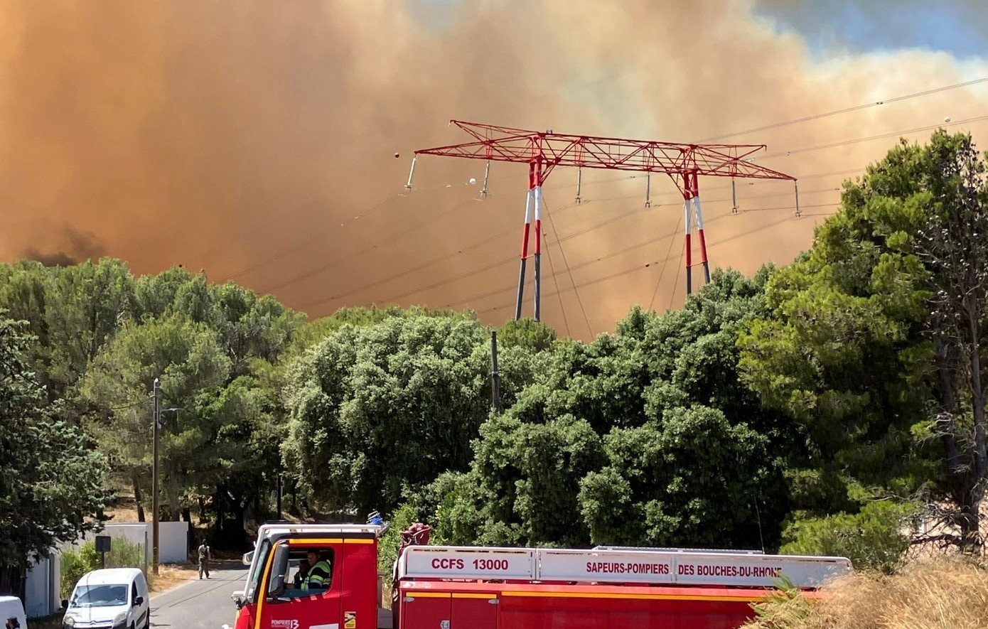 Πύρινος εφιάλτης στη Μασσαλία – Απαγόρευση κυκλοφορίας στους δρόμους 
