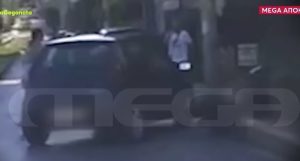 Καρέ καρέ η παράσυρση μοτοσικλετιστή από αυτοκίνητο στο Παλαιό Φάληρο 