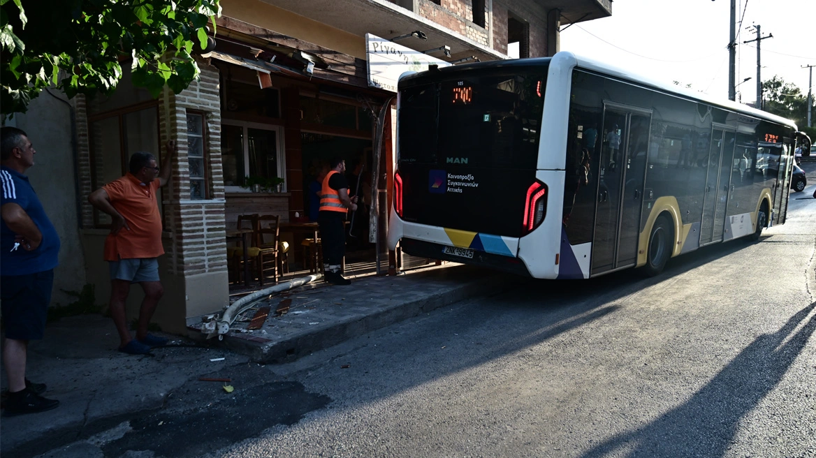 Λεωφορείο προσέκρουσε σε ψητοπωλείο στο Μενίδι – Δείτε φωτογραφίες