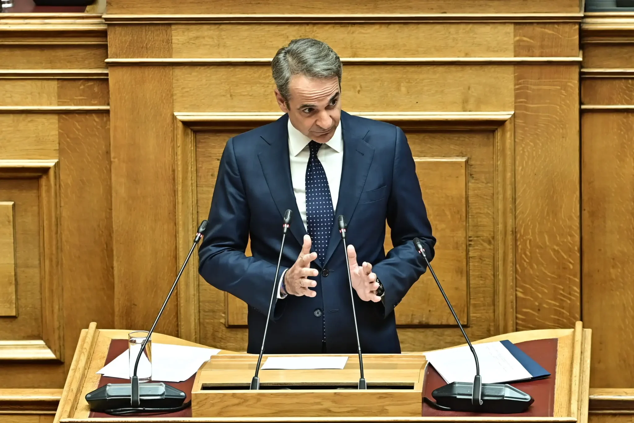 Μητσοτάκης κατά Ανδρουλάκη: Κακέκτυπο του ΠΑΣΟΚ του ’80 χωρίς το χάρισμα του Ανδρέα Παπανδρέου