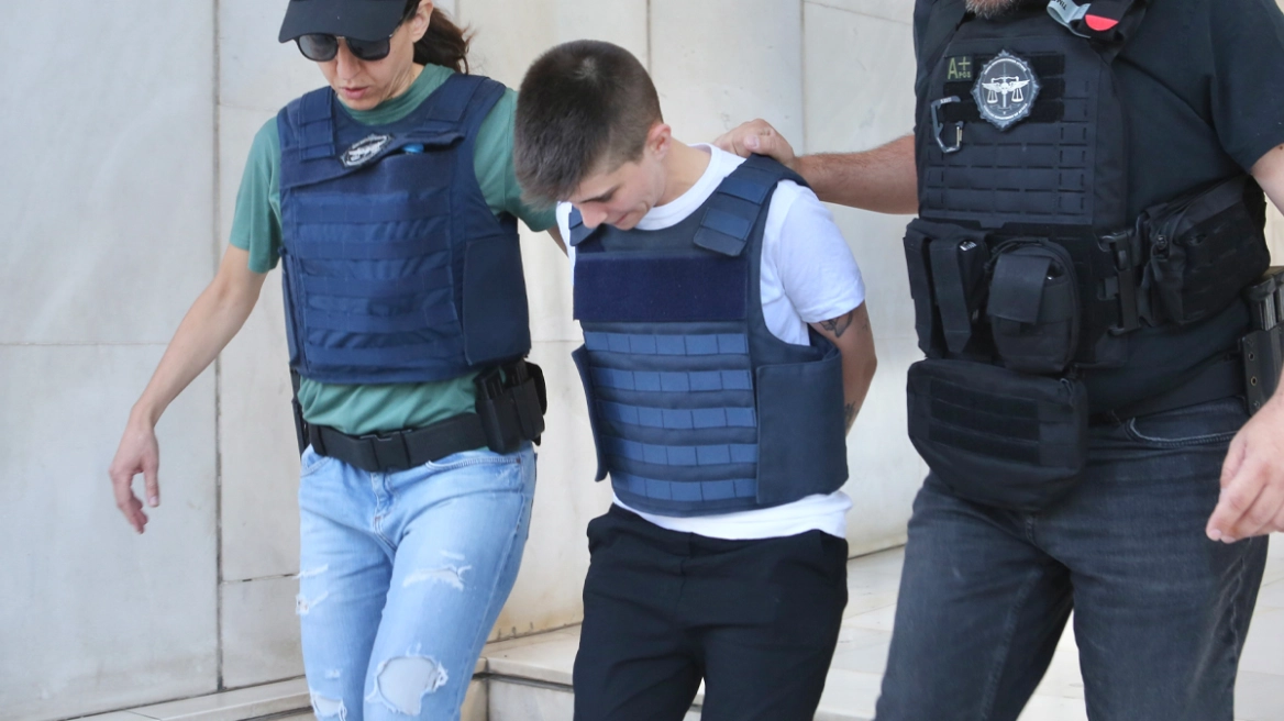 Βίντεο: Με σκυμμένο το κεφάλι έφυγε από τη ΓΑΔΑ η Μουρτζούκου