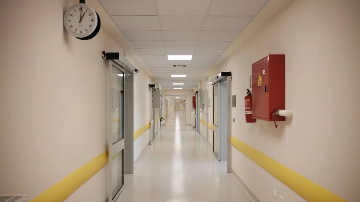 Σοκ στην Πρέβεζα: Προφυλακισμένος Αμερικανός έπεσε από τον 2ο όροφο νοσοκομείου