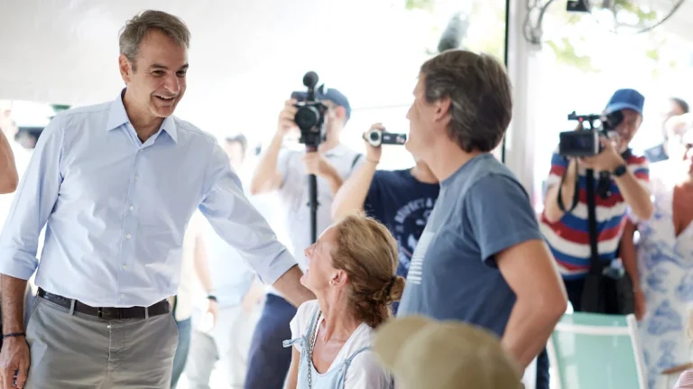 Μητσοτάκης από Σκιάθο: Κλείνουμε τα αφτιά στην τοξικότητα και εργαζόμαστε για λύσεις