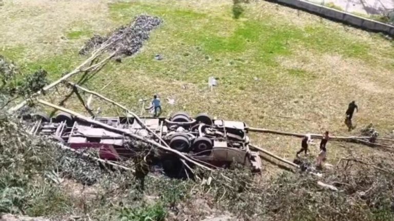 Τραγωδία στο Περού: Τουλάχιστον 15 νεκροί από πτώση λεωφορείου σε χαράδρα