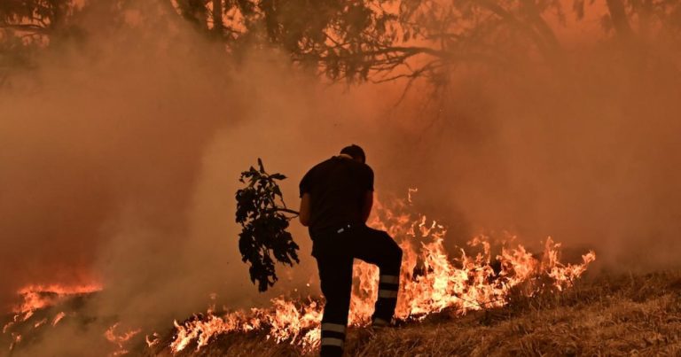 Δίνεται μάχη με τη φωτιά στα μέτωπα Κυθήρων και Μεσσηνίας – Αναζωπύρωση στην Εύβοια