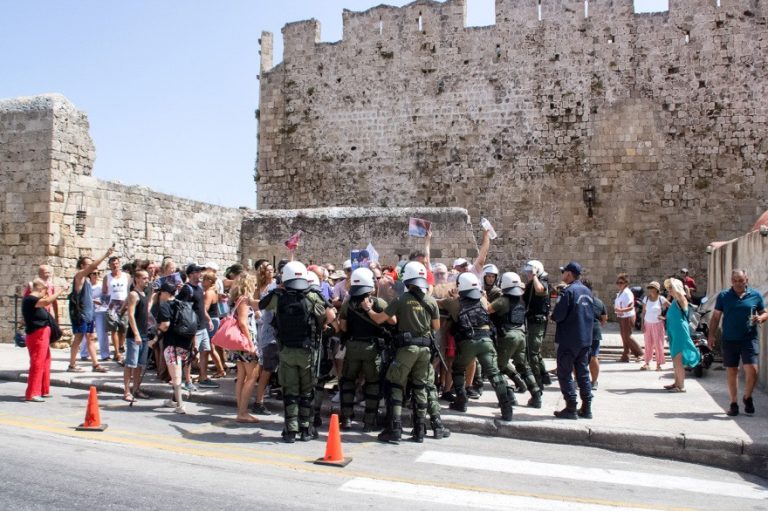 Ένταση στη Ρόδο λόγω άφιξης κρουαζιερόπλοιου με Ισραηλινούς: 15 προσαγωγές – Δείτε βίντεο