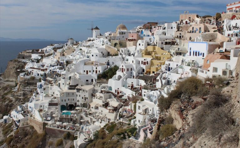 Απίστευτη καταγγελία σερβιτόρου στη Σαντορίνη: «Αν δεν φύγεις σε 5 λεπτά, Θα σε σκοτώσω»